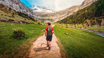 Aventuras com espuma de vapor: A caminhada de um homem até à cascata Aventuras com espuma de vapor: A caminhada de um homem até à cascata